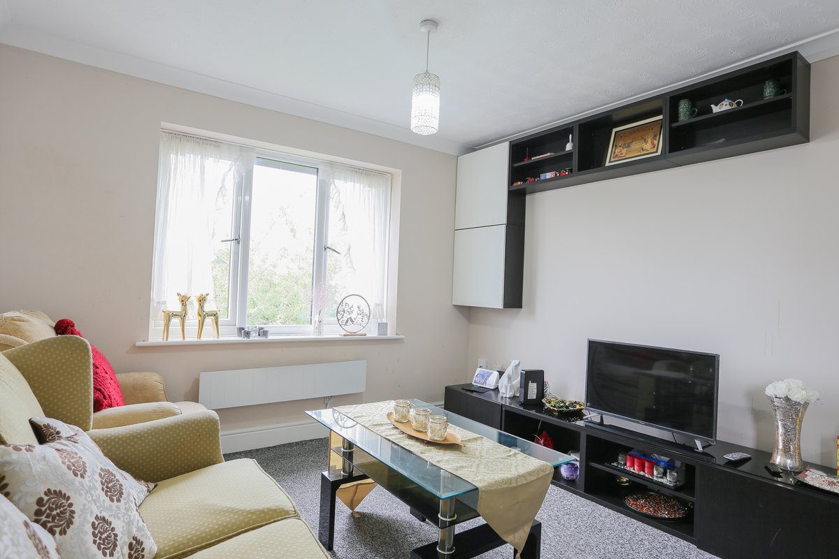 ssestateagents's tweet photo. ** NEW PROPERTY ** 🏠

* £299,995 * 

A two bedroom 2nd floor apartment located in Slough offered for sale with a tenant in situation. 

Click on the link in the comments below for more information or contact the office on 01753 911262 for further enquiries #housingmarket 🧡 https://t.co/hTXUBY76ve