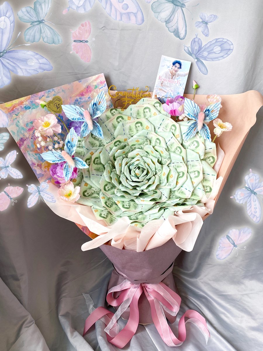 TommyJapanFC's tweet photo. 💐サポートのお知らせ
本日開催の #Remember15 プレミアのお祝いとして、皆様から寄せていただいたドネーションよりTommyくんへマネーブーケを贈らせていただきました🌸
会場でMii2•Rhythmさんが受け取ってくださいました🙏
Thousandflowers.bkkさんがとても綺麗なブーケを制作してくださいました🥰 https://t.co/uW13L7v5R5