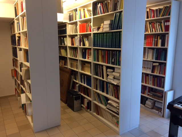 'Durch die Bibliothek von Jürgen Habermas'

'In meinem Arbeitszimmer habe ich die zeitgenössische Philosophie um mich herum, die Politik (im weitesten Sinne) sowie Theologie und Religionssoziologie (weil ich gerade an einem einschlägigen Thema arbeite).'

logbuch-suhrkamp.de/juergen-haberm…
