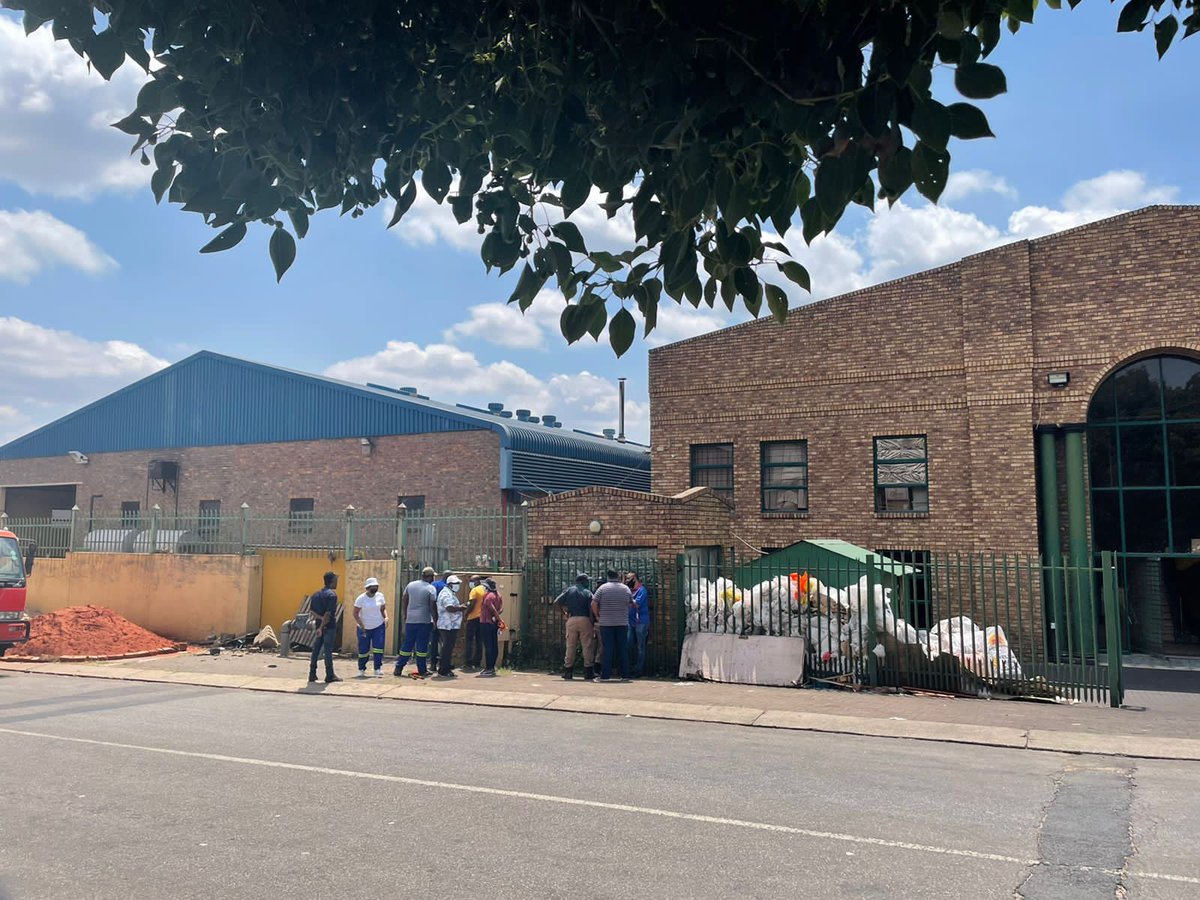 Ghousbibi Arifullah at Sunderland Ridge Industrial guess what we found illegal electricity connection, izinyoka-nyoka cost us money. They will be hit with a R 621k fine #TshwaneYaTima