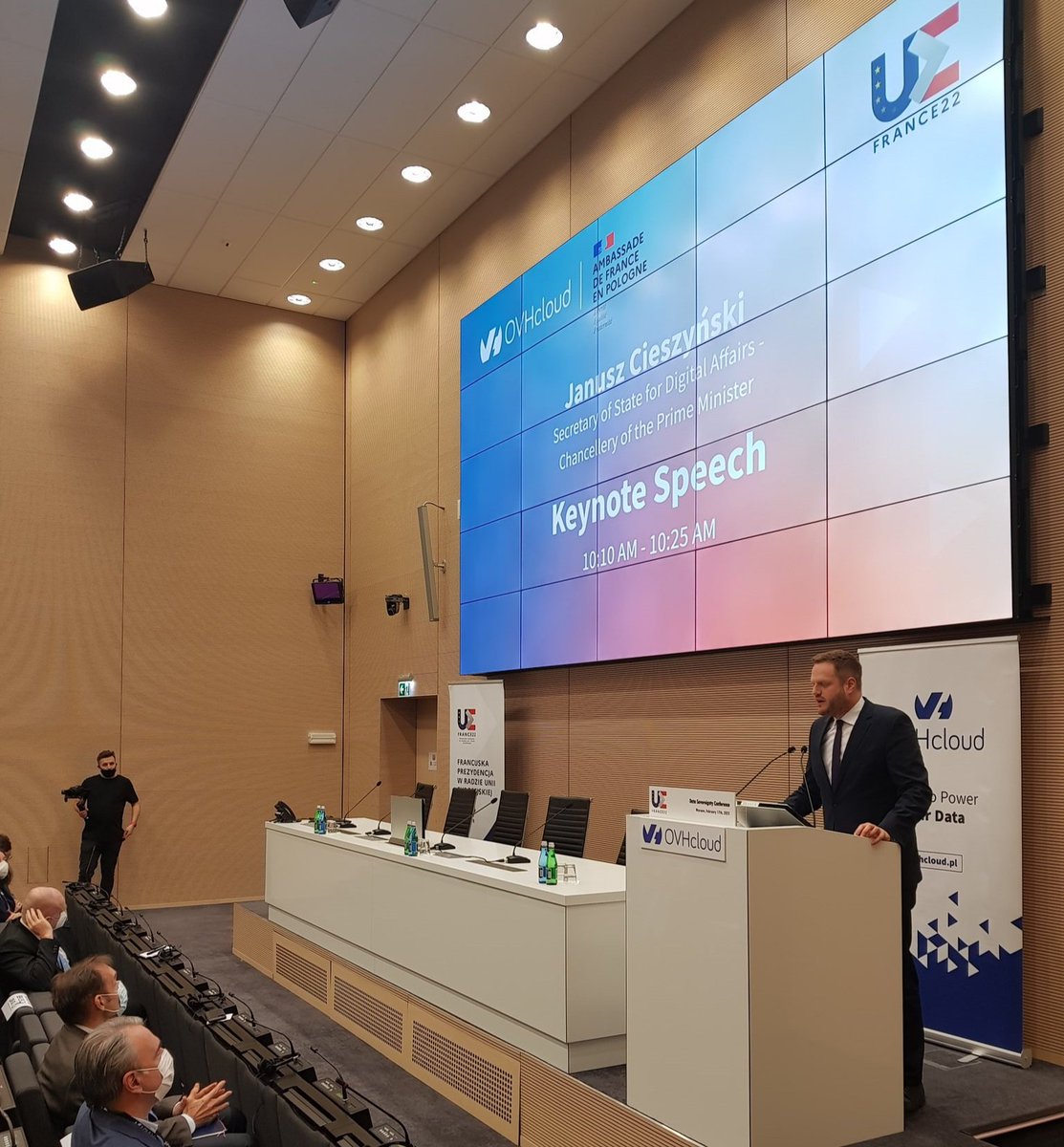 Ministerstwo Cyfryzacji (@cyfra_gov_pl) on Twitter photo 💬 Musimy zdawać sobie sprawę, że ataki skierowane na infrastrukturę krytyczną, taką jak szpital, mogą doprowadzić nie tylko do szkód fizycznych i finansowych, ale poważnie zagrażać ludzkiemu życiu - minister <a href="/jciesz/">Janusz Cieszyński</a> na konferencji <a href="/OVHcloud_PL/">OVHcloud Polska</a> #DataSovereignty #cybersecurity 💬 Musimy zdawać sobie sprawę, że ataki skierowane na infrastrukturę krytyczną, taką jak szpital, mogą doprowadzić nie tylko do szkód fizycznych i finansowych, ale poważnie zagrażać ludzkiemu życiu - minister <a href="/jciesz/">Janusz Cieszyński</a> na konferencji <a href="/OVHcloud_PL/">OVHcloud Polska</a> #DataSovereignty #cybersecurity