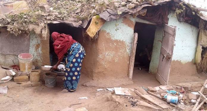 suryaxavier1's tweet image. தமிழகத்தில் பெரியார் என்ன செய்தார் என்பதை இதிலிருந்து பொருத்திப் பார்க்கலாம். படத்தில் இருப்பது தான் முசாகர் வீடுகள். எப்போதோ இருந்ததல்ல. இப்போது இருப்பது. முசாகர் மக்களில் 98.2% பேருக்கு சொந்த நிலமில்லை. நிலவுடமையின் கோரமுகத்தை உபி, பீஹாரில் பார்க்கலாம்.