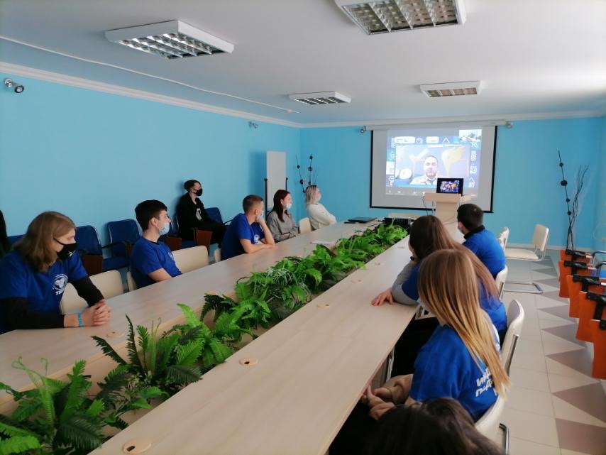 TUmoinSO's tweet image. #прямосейчас Студенты тольяттинских колледжей принимают участие во встрече Губернатора Самарской области Д.И. Азарова с бойцами студенческих отрядов профессиональных образовательных организаций региона.
@samminobr