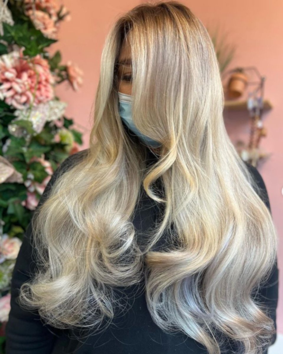 RemiCachet's tweet photo. Obsessing over this look 😍
24" Mini Tips in Root Stretch shades T5-55 and T5-7/20 by #SuperStylist @ashleigh_stewarthair https://t.co/veTQqc0Si9
