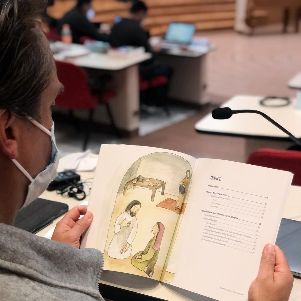 newScolopi's tweet photo. La urgencia de la misión nos sigue apasionando y nos impulsa, como a Calasanz, a seguir unidos, alegres manteniendo las escuelas abiertas a pesar de las dificultades del camino. Seguimos avanzando bajo la guía del Espíritu Santo #coedupia #48cg  https://t.co/j8V9rKQAO1 https://t.co/gi5J1OWdeL