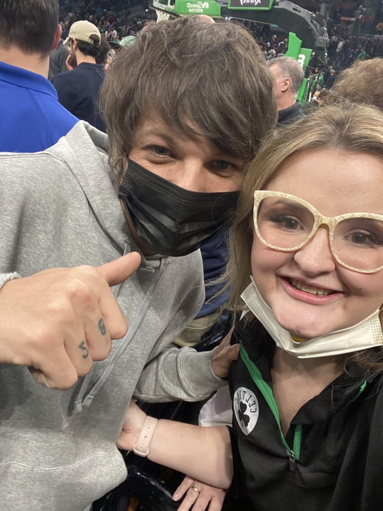 LTPROMOPY_'s tweet photo. 📸| Louis con fans en el juego de los Celtics anoche!

© geraabc, _kcrowley https://t.co/XQcQxxs8Of