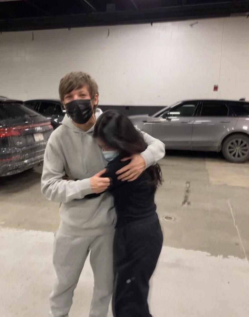 LTPROMOPY_'s tweet photo. 📸| Louis con fans en el juego de los Celtics anoche!

© geraabc, _kcrowley https://t.co/XQcQxxs8Of