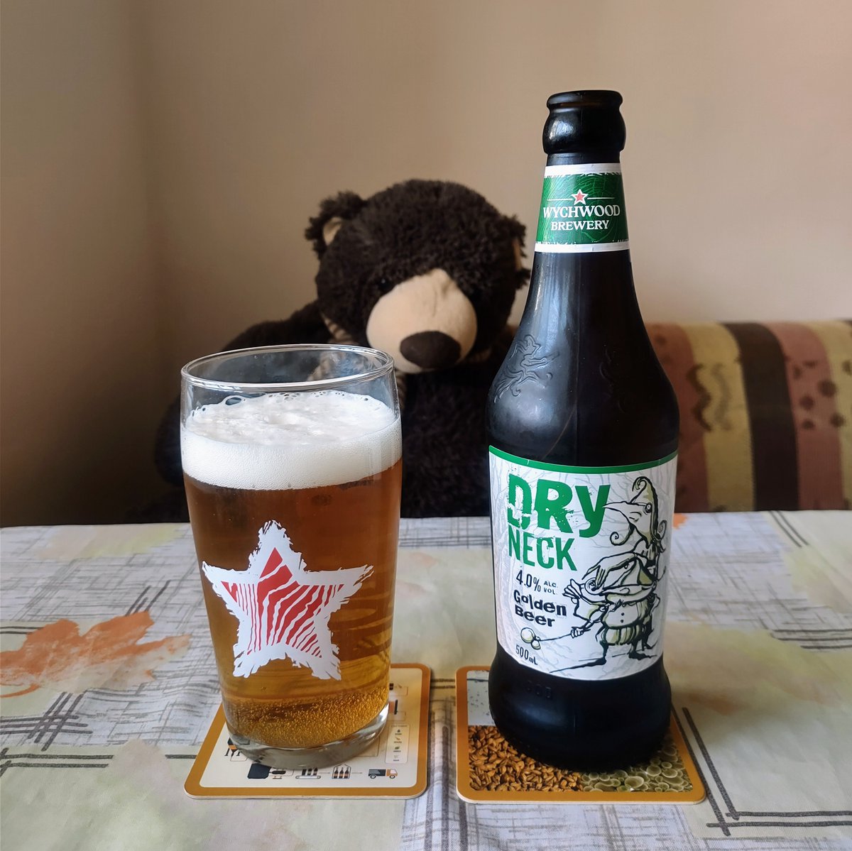 birenoshkembe's tweet photo. Бирата се оказа доста приятна, умерено охмелена с Mosaic и бързо утоляваща жаждата. #wychwoodbrewery #dryneck #goldenbeer #beer #cerveza #bier #birra #pivo #cheers #наздраве https://t.co/0L50kwRwea
