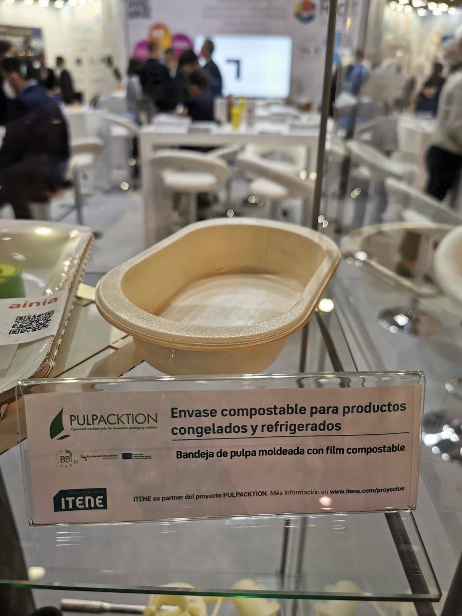 Bioeconomia_And's tweet photo. Paseando por #Transfiere2022 conocemos las novedades nacionales en materia de #bioproductos para el envasado de la mano de los centros tecnológicos @ainiatecnologia e @itene:

➡️ Bandeja FIBTRAY 🍅 🥑 🍋
➡️ Envase para refrigerados del proyecto #PULPACKTION de @CBE_JU https://t.co/rRLYd1MsIE