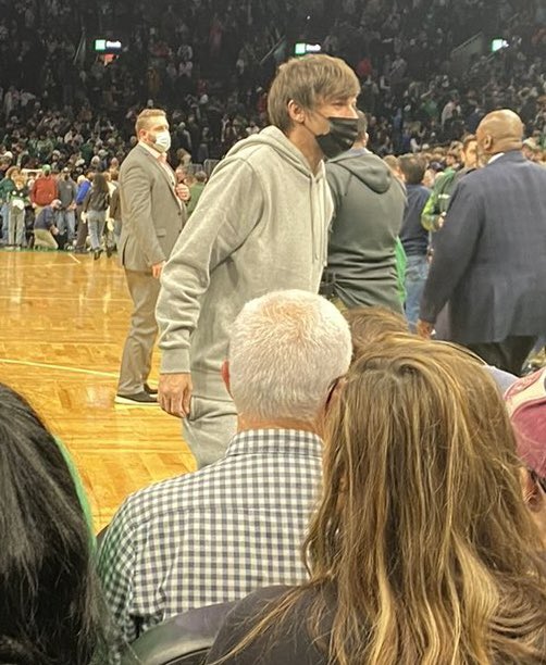 LTPROMOPY_'s tweet photo. 📸| Más de Louis en el juego de los Celtics anoche!

 © Owner https://t.co/BUpjQ3WTut