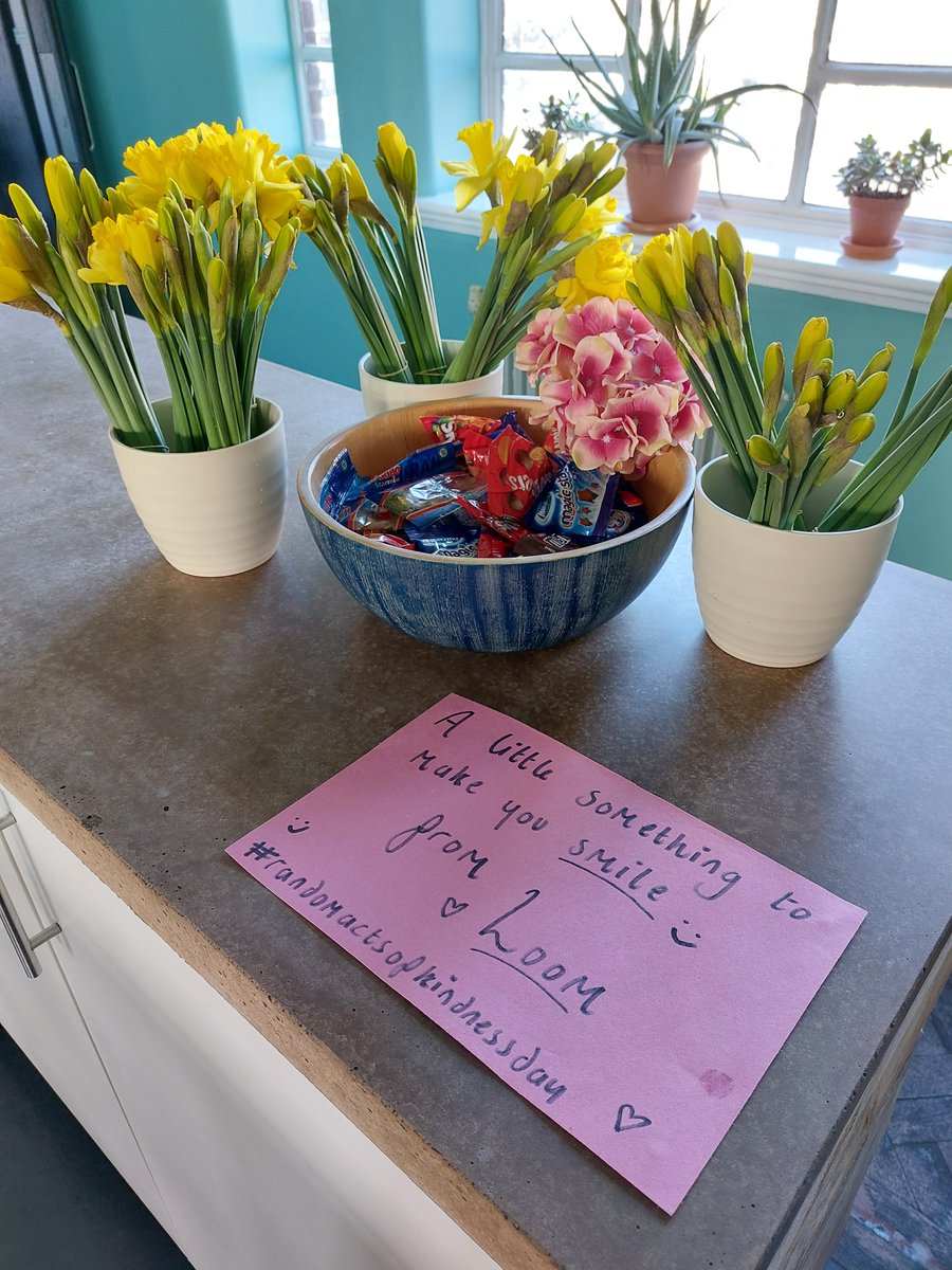 loomdigital's tweet photo. It's #RandomActsofKindnessDay &amp; our Loomies are putting smiles on everyone's faces with snacks and beautiful bunches of daffodils ☀️💐 If you're in @tcnuk today pick up some flowers and chocolates to take some home with you ❤️ https://t.co/GOWdjnlkb7