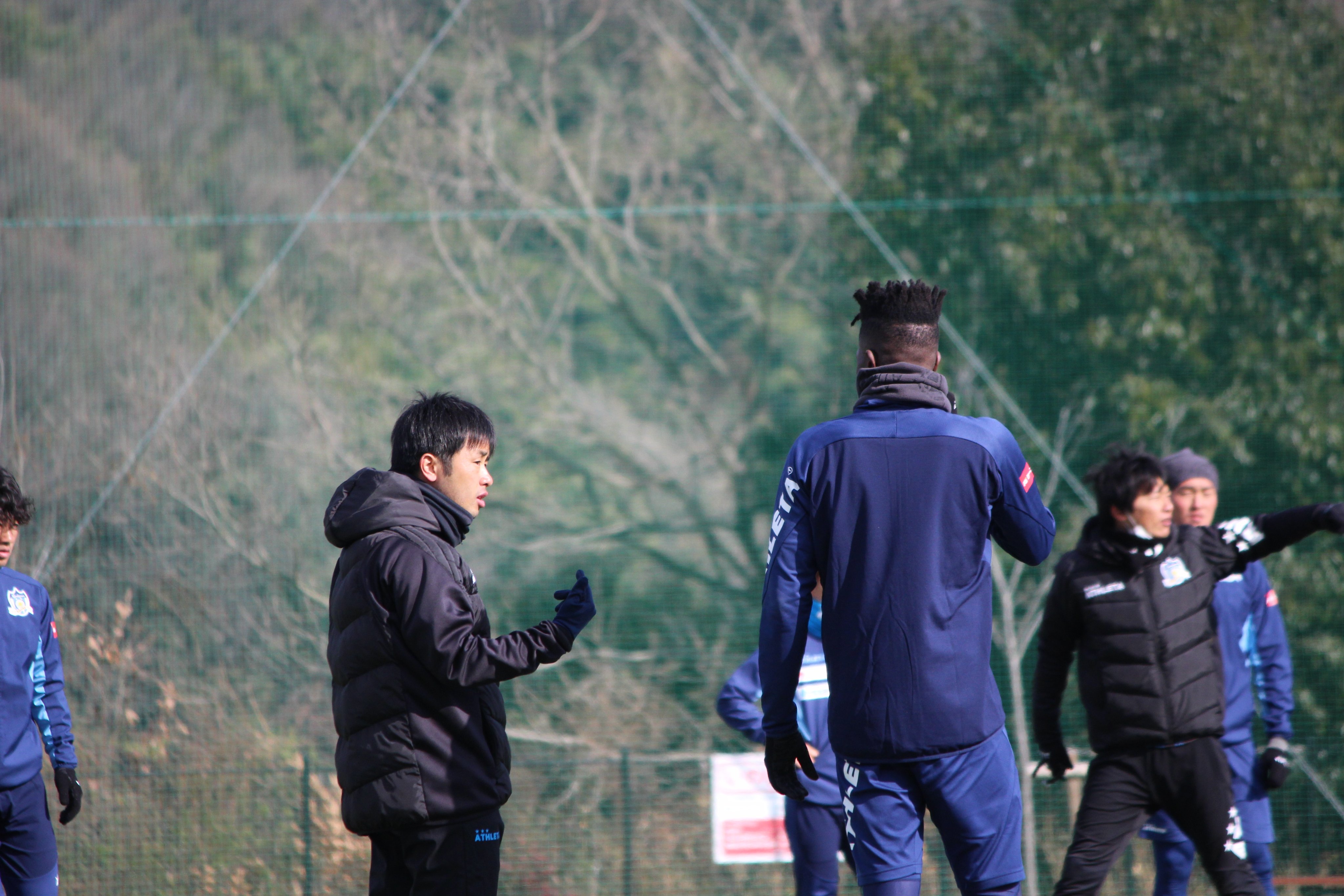 カマタマーレ讃岐 7 17 愛媛fc 北四国決戦 2 17練習模様 番外編 とてもフレンドリーな ドゥンガ 選手ですが ピッチに入れば超真剣 通訳の江徳さんを通じてしっかりコミュニケーションがとれています カマタマーレ讃岐 香川県 T