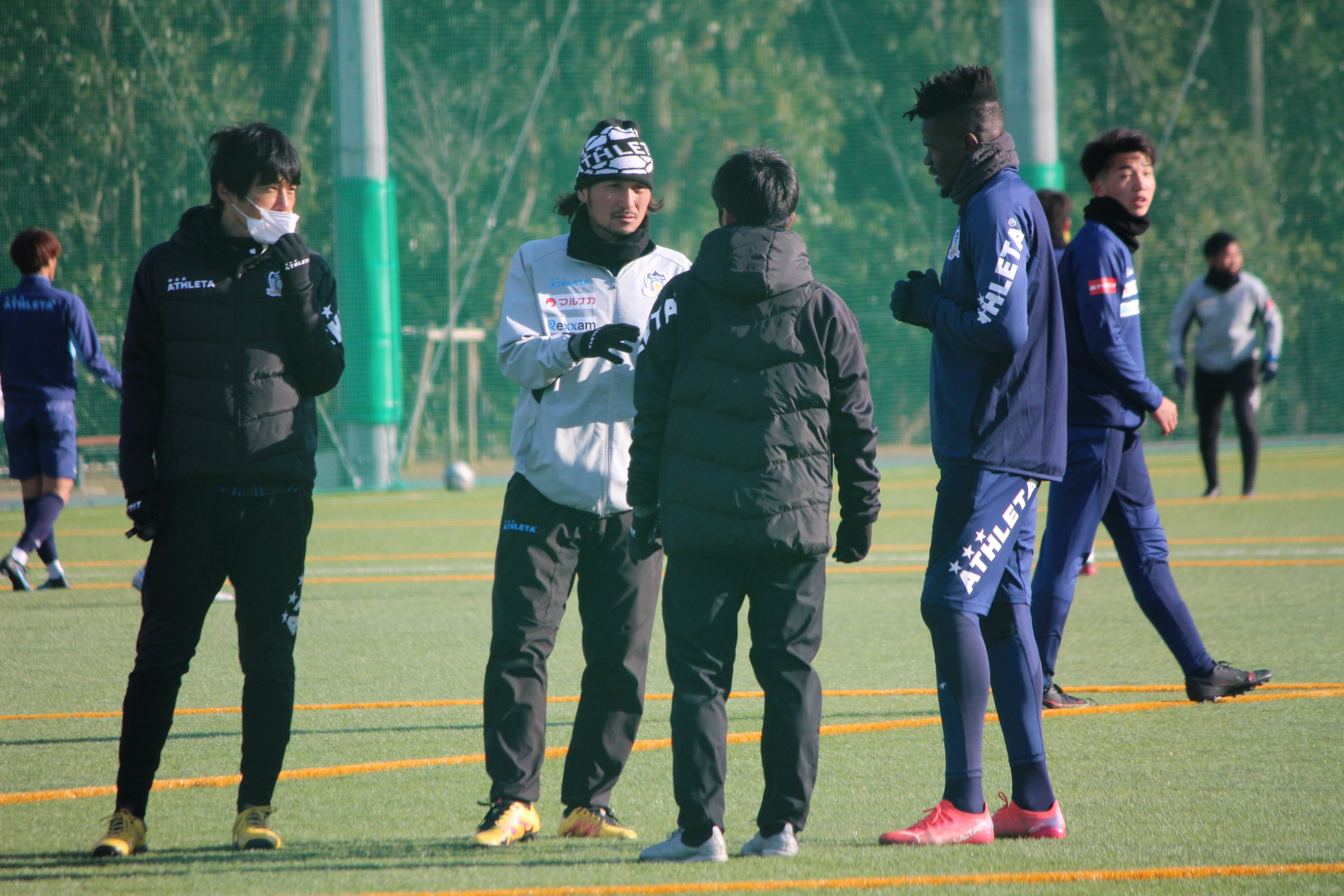 カマタマーレ讃岐 7 17 愛媛fc 北四国決戦 2 17練習模様 番外編 とてもフレンドリーな ドゥンガ 選手ですが ピッチに入れば超真剣 通訳の江徳さんを通じてしっかりコミュニケーションがとれています カマタマーレ讃岐 香川県 T