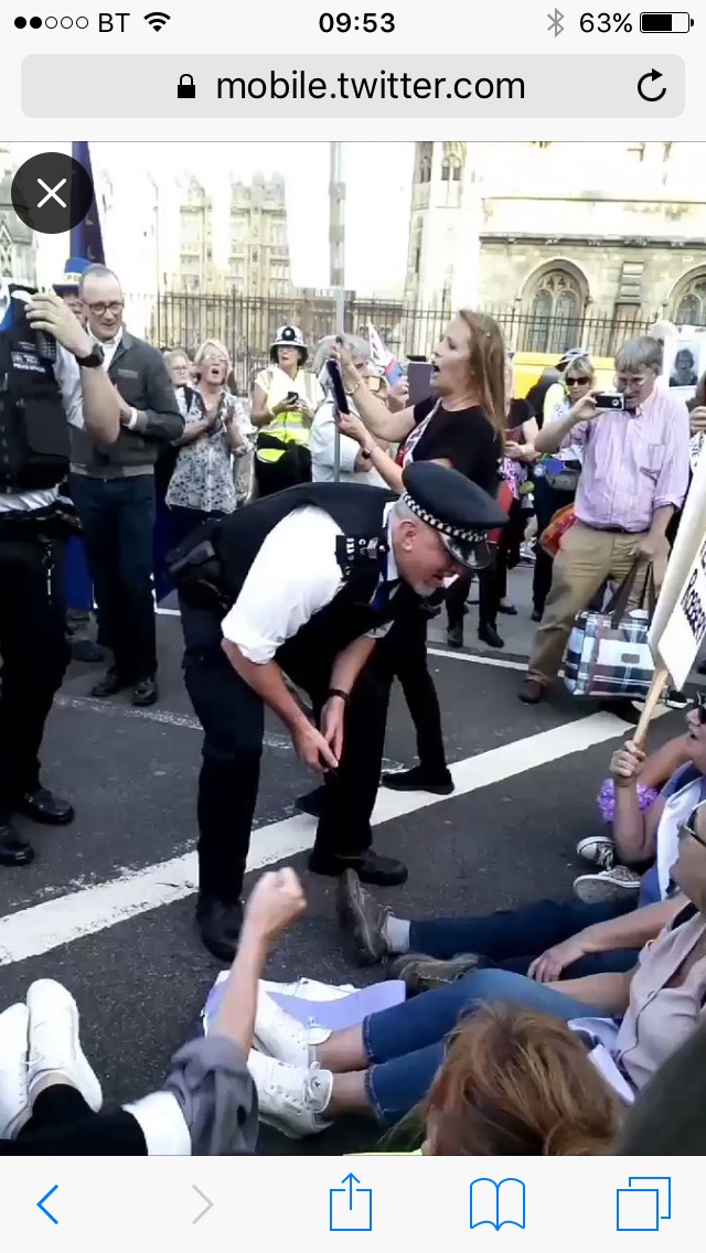 retrowedding68's tweet photo. As we protested outside gates Parliament I shouted out 'three cheers for Johns Apter' the stern face on the officer branding an impressive gun then turned into a smile
#1950swomen have police officers in their families too 👍🏿 #StolenPension #NoNotification #6extraYrs=£50k https://t.co/nRiVm7eape