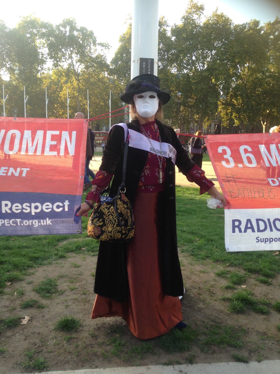 retrowedding68's tweet photo. As we protested outside gates Parliament I shouted out 'three cheers for Johns Apter' the stern face on the officer branding an impressive gun then turned into a smile
#1950swomen have police officers in their families too 👍🏿 #StolenPension #NoNotification #6extraYrs=£50k https://t.co/nRiVm7eape