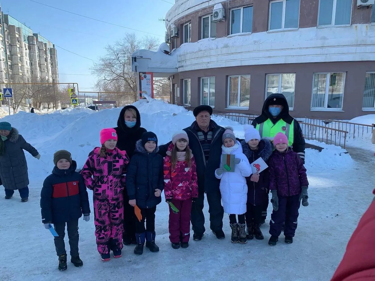 Сегодня, в преддверии Дня защитника Отечества, обучающиеся 3в класса провели акцию "Поздравляем водителей с наступающим 23 февраля". Ребята рассказали стихи и вручили открытки, сделанные своими руками. <a href="/pu_monso/">Поволжское управление МОиН СО</a>