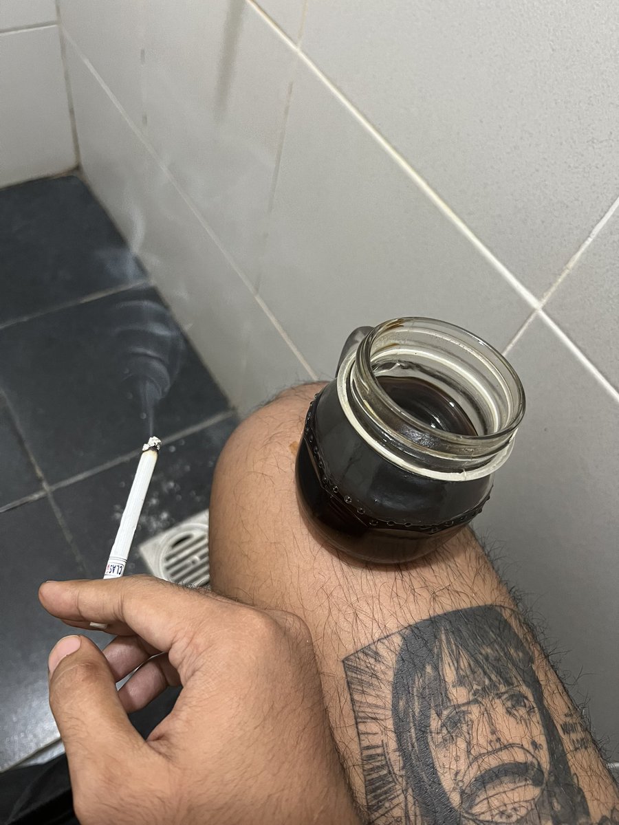 Hmm jadi berpikir, kalo ada orang yang jadi presiden apakah teman teman sekolah atau teman teman masa kecilnya pernah negor, “sianjeeeeeng bisa bisanya ya lu jadi presiden! Eh pas lu jd presiden masi kontakan ga sama si Novi? Nyesel bgt tuh kayanya dia dulu mutusin elu”