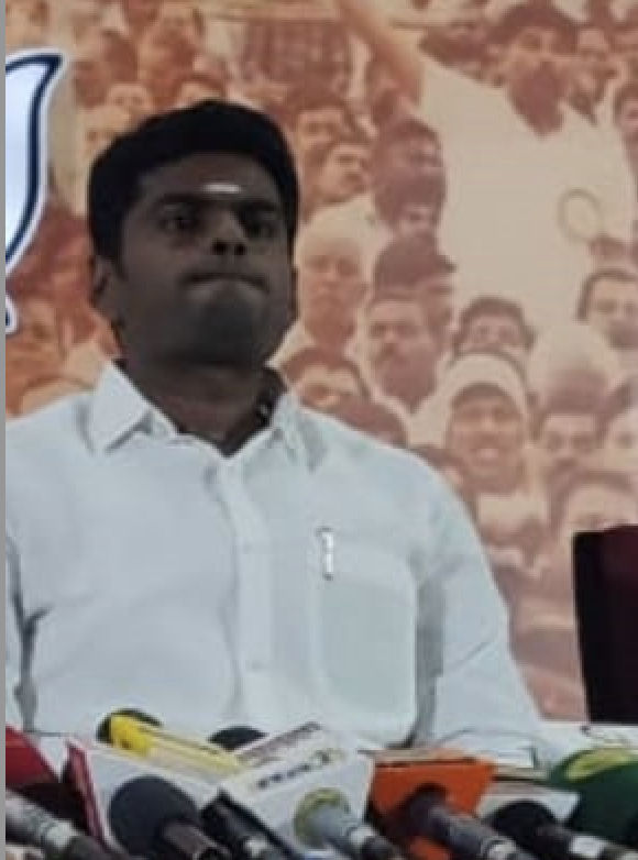 savukku's tweet photo. 32 மாணவர்கள் எதிர்காலத்தை பாழடிச்சிட்ட. 

ஒரு மருத்துவக்கல்லூரி HoDய சஸ்பெண்ட் பண்ணிட்ட. 

சந்தோசமா @annamalai_k https://t.co/c0wDaFLvCk