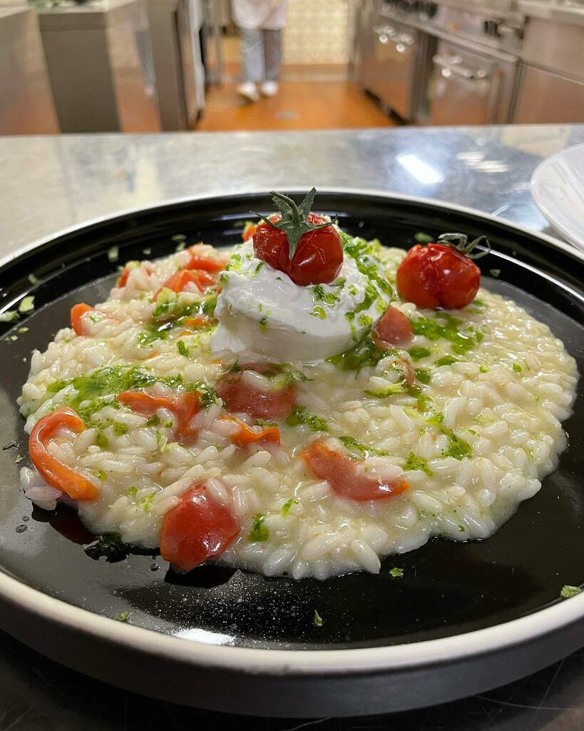 Adoro il riso in tutte le sue forme ♥️

“Non c’è amore più sincero di quello per il cibo“ 
George Bernard Shaw 

💚 i nostri chef ci hanno preparato un risotto gustoso, delicato e …molto colorato.

🌿 Burrata, Lime, Olio e Basilico. 🇮🇹

🎬dalla regia mi… instagr.am/p/CaEwejooOk0/
