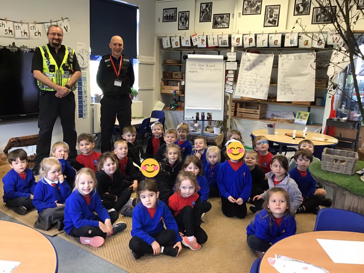 whitchurchprima's tweet photo. Aspen Class have enjoyed a visit from our local community officer and police officer. The children asked them some very interesting questions. Thank you for your friendly visit. #community #police #ks1learning #peoplewhohelpus https://t.co/StE4MhpZpz