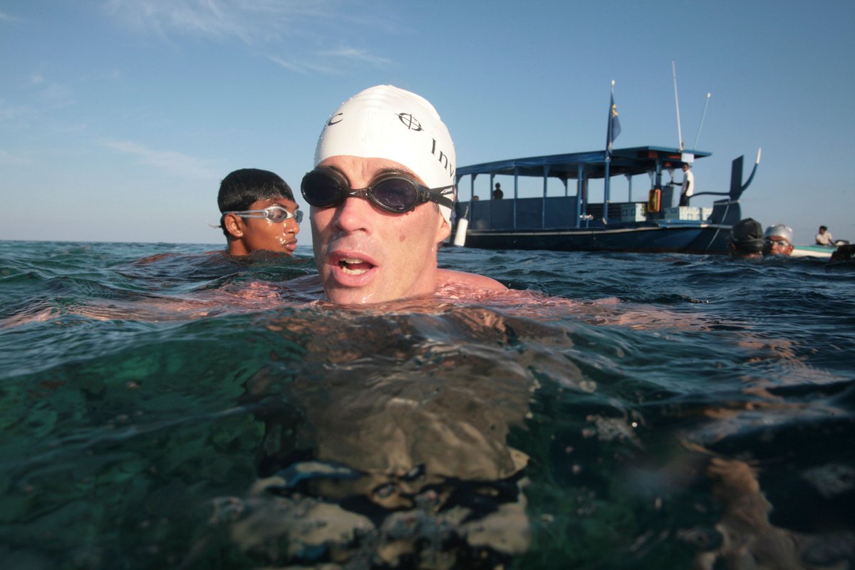 LewisPugh's tweet image. 15 years ago, I swam the 140km width of the Maldives. A thread 🌊👇
