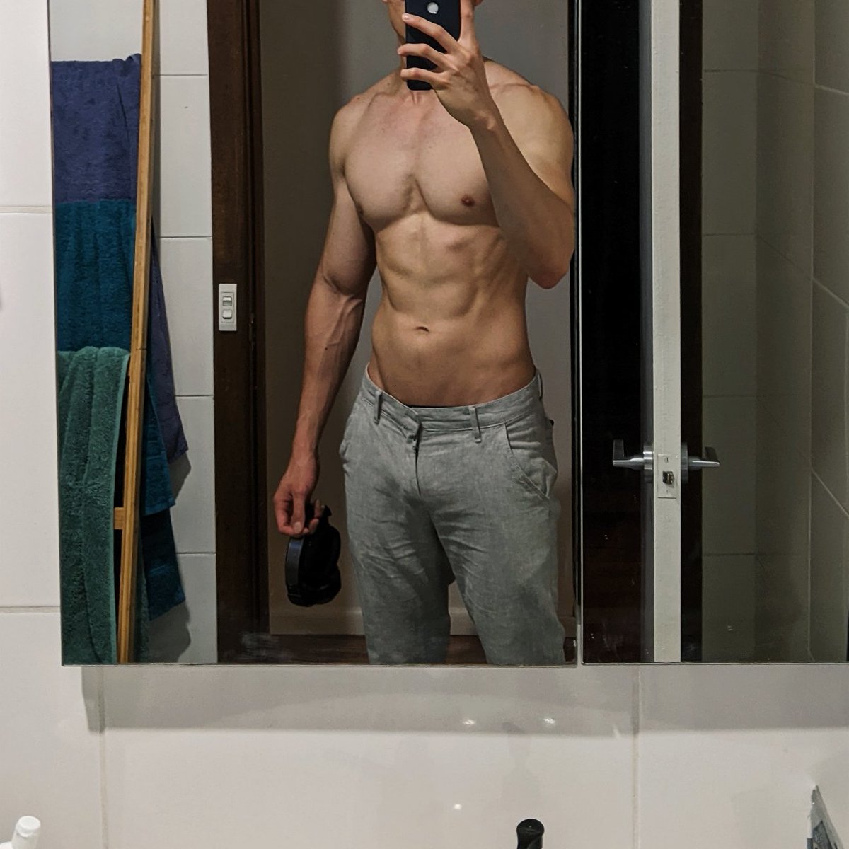 Chest/abs day and off to the office in these tight pants 👅