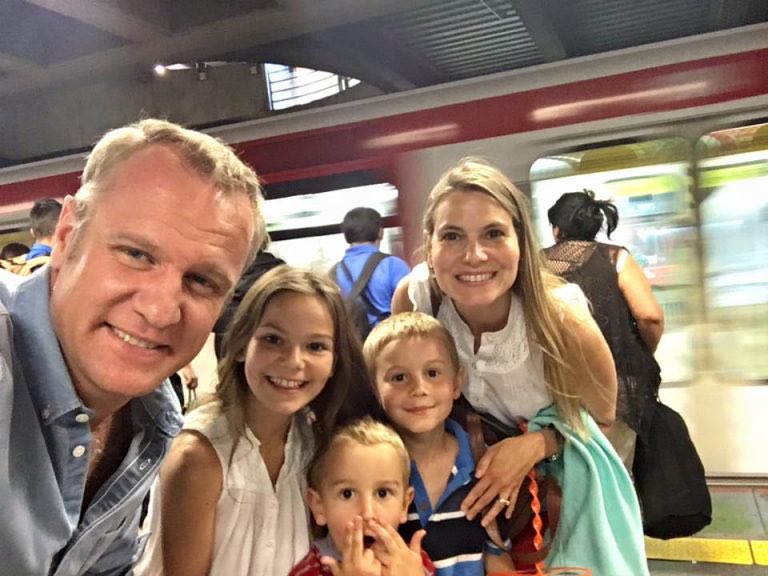 fernandos_cl's tweet photo. Están weviando a la Izkia por ir de compras al Casa Costanera pero pocos se acuerdan de cuando Felipe Kast iba de safari al centro https://t.co/Lv0d40Lt2t