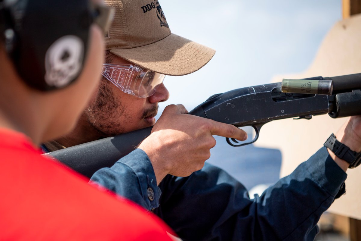 US7thFleet's tweet photo. Sailors aboard the @USNavy's @USSDewey (DDG 105) fire an M500 shotgun during a qualification course. Dewey is assigned to #DESRON15 and is underway supporting a #FreeandOpenIndoPacific.
#US7thFleet #CTF71 https://t.co/QNB3Upwj4G