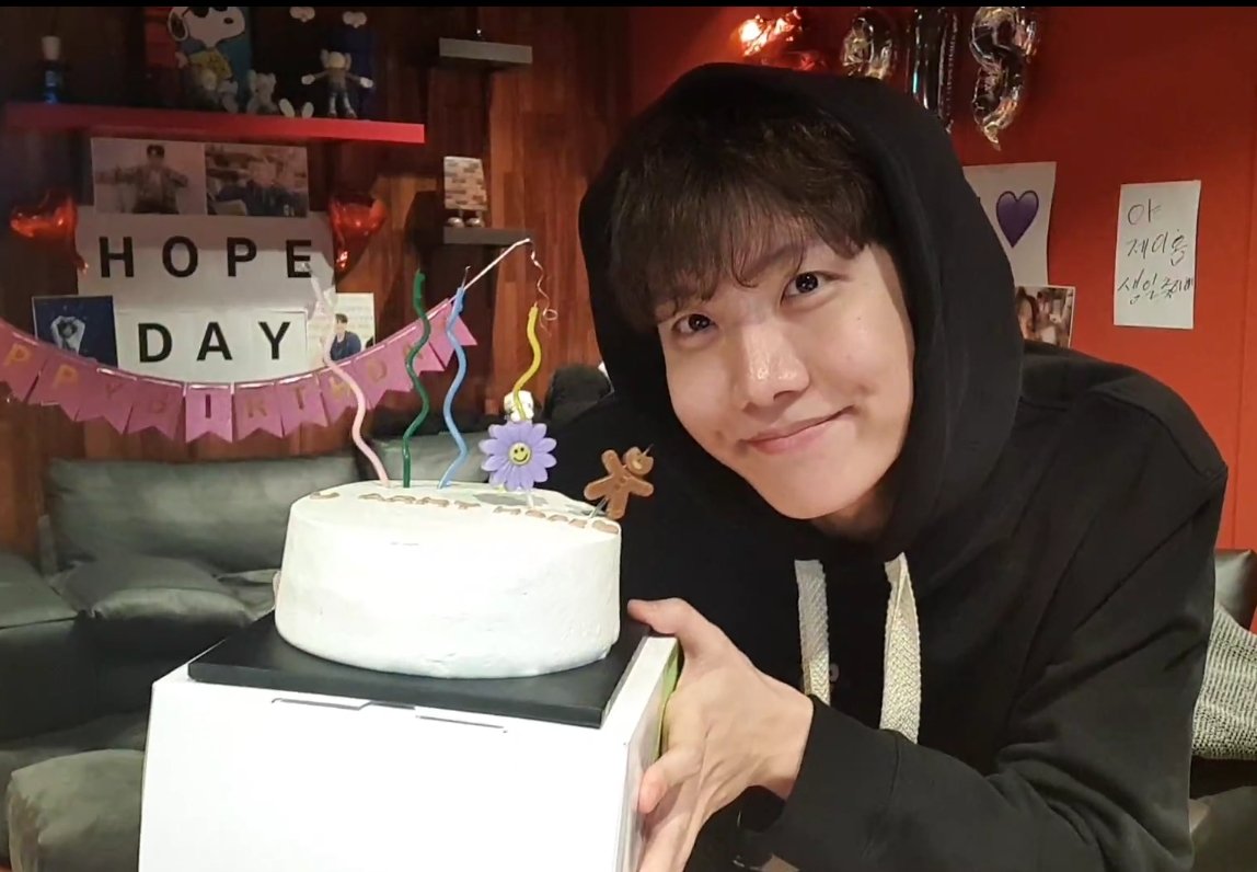 우리 희망이~ 사랑둥이~
제이홉의 생일을 축하축하해요🎉🎉🎉
더 성숙해진 멋진 모습 봐서 반가웠어요😍😘
많이 많이 보라합니다💜💜💜
[#제이홉생일ㅊㅋ]
0218
HAPPY BIRTHDAY J-HOPE
#jhope #정호석 #홉이 #쩨쭵죄쮀호 #OUTFIT_of_ARMY
💜🐿🎂🍰💜