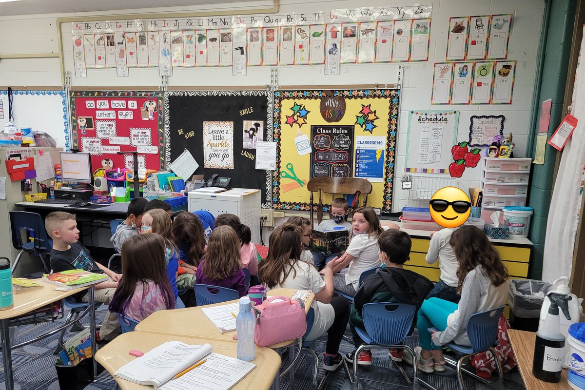 GranatAmy's tweet photo. Storytime today in 2nd grade.  They were listening so intently to their classmate read 📚 🥰 @mayer1nes @SuperASmith https://t.co/lBpsvwdlAy