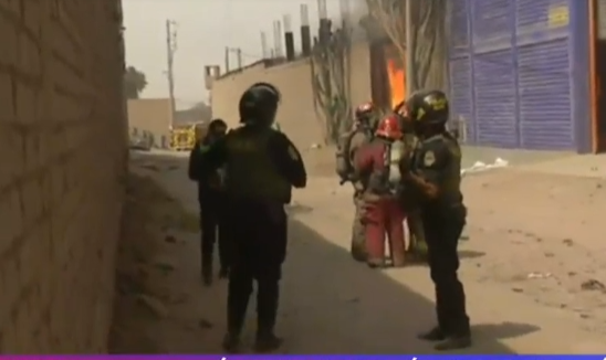 cgbvpoficial's tweet photo. #AlertaBomberos I En estos momentos se atiende emergencia incendio código 2, en un almacén de fardos de Tela en el cruce de avenidas Chacra y Héroes de Alto Cenepa en Comas. https://t.co/ianwYD53G7
