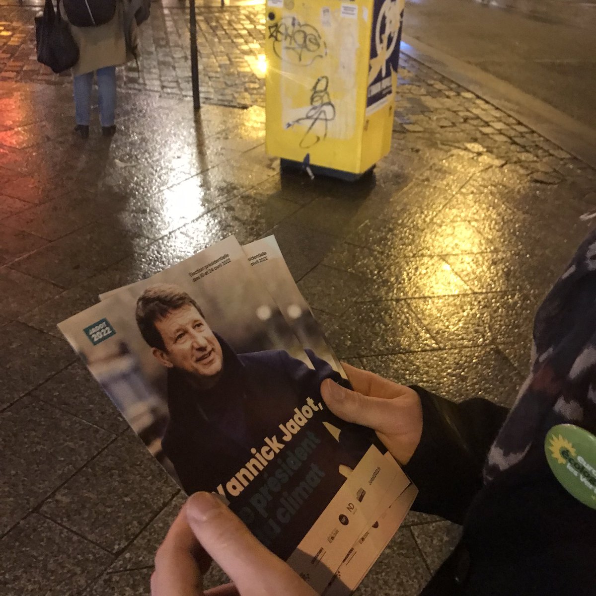 eelvparis14's tweet photo. Hier, le pôle écologiste du 14ème était à Pernety pour un tractage 🔥
Avec @yjadot : Justice sociale ET justice climatique 🌊 https://t.co/eWsOJg7Jhe