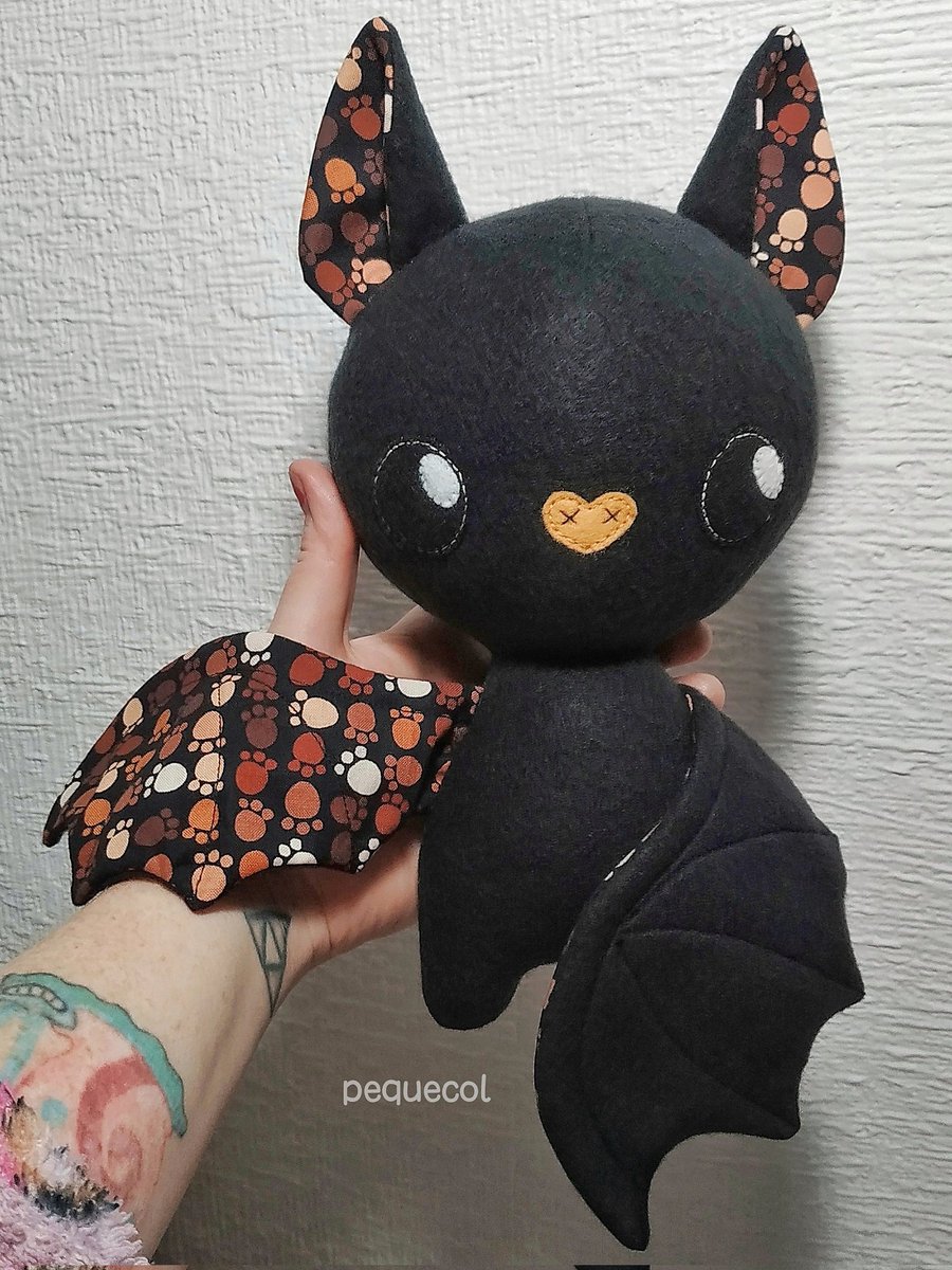 Muuucho tiempo sin tuiter... 😅 Pero he vuelto y he aquí otro de los peluches que hice para probar los patrones de <a href="/CholyKnight/">Sew Desu Ne?</a>, este murcielaguito tan cuqui 🥰💚🦇

#peluche #plushie #peluchehechoamano #handmadeplushtoy #cholyknight #sewdesune #pequecol #batplush #murciélago