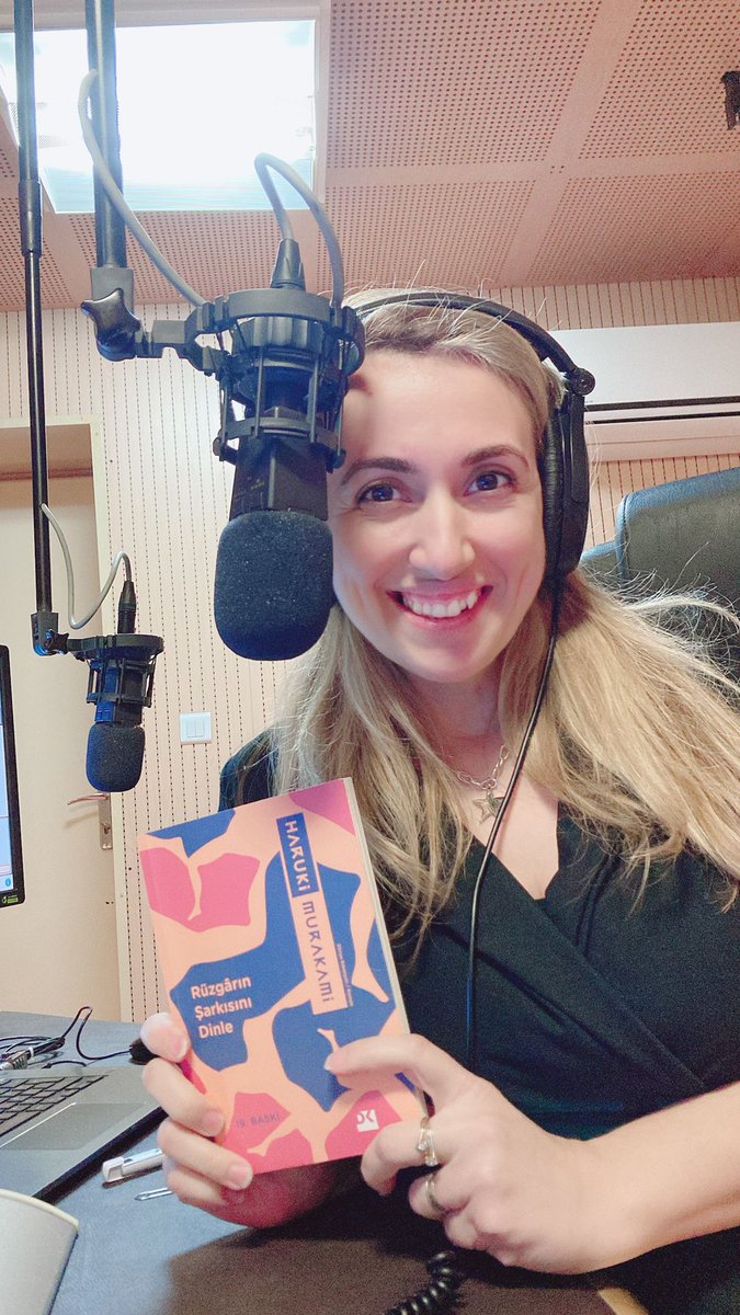 TRT FM Program Sunucusu <a href="/meralunur/">Meral Ünür</a> geçtiğimiz yıllarda olduğu gibi bu yıl da projemizin önemli destekçilerinden. Görme engelli dinleyiciler için Haruki Murakami'nin "Rüzgârın Şarkısını Dinle" isimli kitabını seslendirdi. En içten teşekkürlerimizle.
#konusankitaplar2022