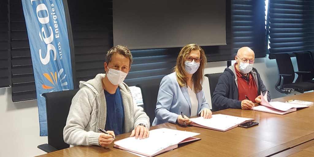 SEOLIS_Energies's tweet photo. 📌SÉOLIS apporte son soutien au GROUPE ORNITHOLOGIQUE DES DEUX-SEVRES dans ses actions pédagogiques en faveur de la protection des oiseaux 🐤
👉 Convention signée en présence de MM. WORMS et TEYSSIÉ du GODS et  @CousinardC, DG Groupe SÉOLIS.
#engagement #environnement #proximité https://t.co/DXiYDzKfbR