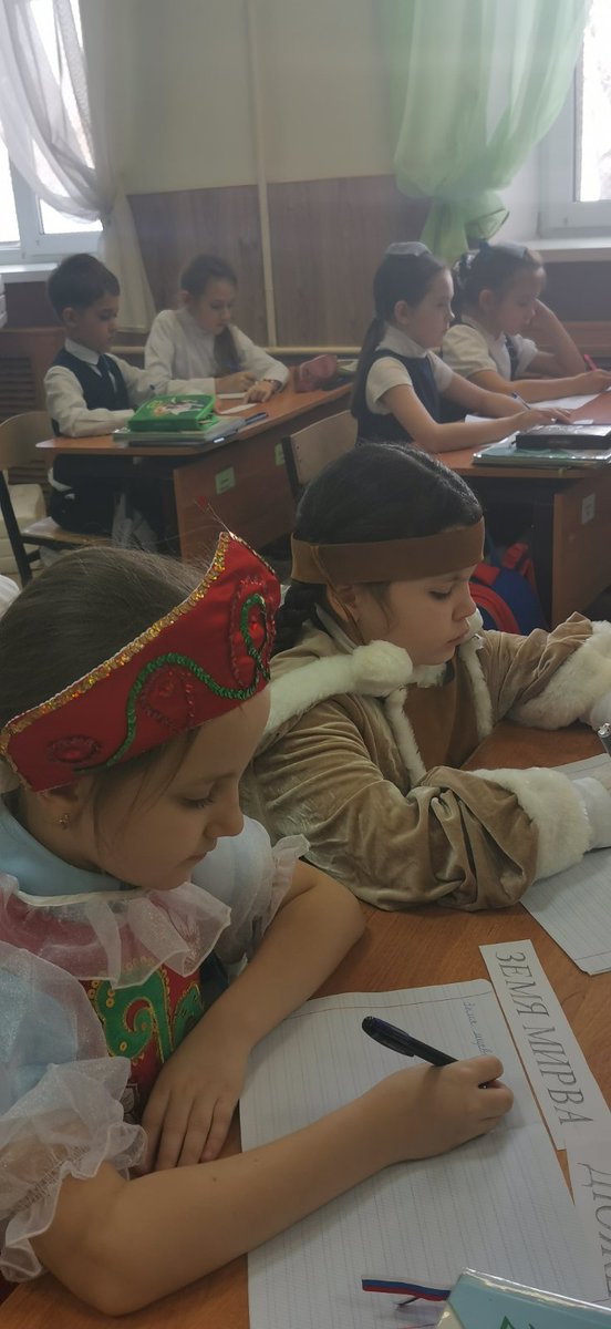 Продолжается Неделя дружбы народов, посвященная Международному дню родного языка. Мастер-классы по каллиграфии состоялись для учеников Школы🌍🤝
#деньродногоязыка2022 #ВсеМыРоссия #ДружбаНародов #ГодКультурногоНаследия63