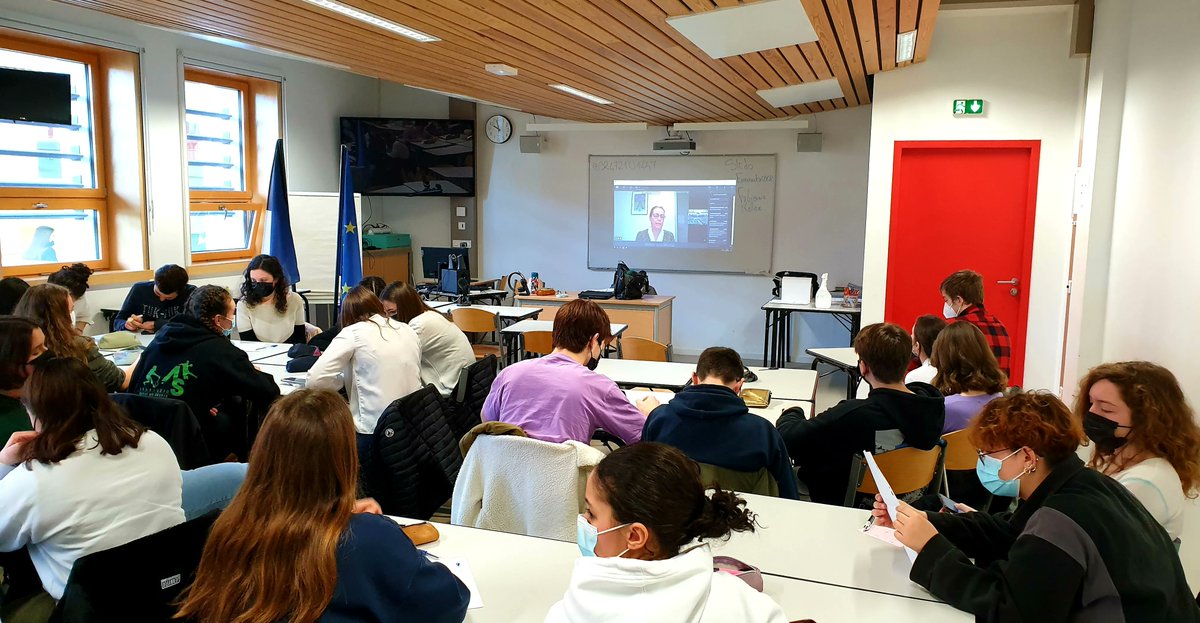 MIKL_Bertrand's tweet photo. Les élèves du lycée Anna Judic ont participé à une session #EuroscolaOnline avec 22 autres classes européennes afin de proposer leurs solutions pour l'environnement et échanger avec #DaveLowe @fabienne_keller et @GRagonnaud
#PFUE2022 @Europe2022FR
https://t.co/Z7epts6HrW https://t.co/JCq6DRfa3q