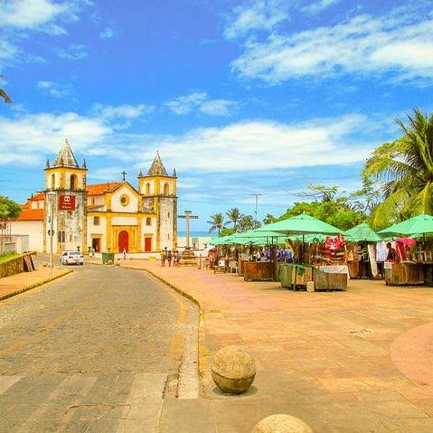 O município de Olinda, em Pernambuco, aprovou a primeira lei do Brasil que proíbe homenagens a escravocratas e a pessoas ligadas à ditadura militar em prédios e vias públicas.

O projeto de lei tem autoria do vereador Vinicius Castello (PT).