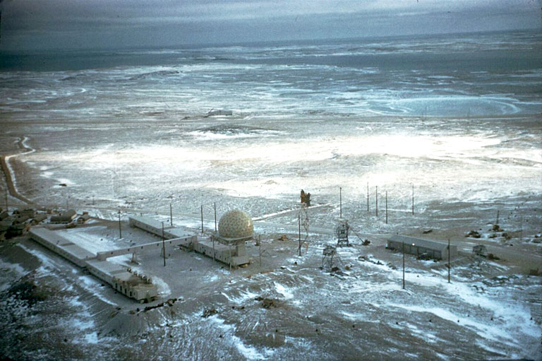 CanadasHistory's tweet photo. The Arctic-based #DEWLine was a radar defence network developed during the #ColdWar. Listen to this podcast to learn more about the technology and its lasting consequences for nearby #Inuit communities. https://t.co/tmCoXVI3Dv https://t.co/zKQKjqEoh5