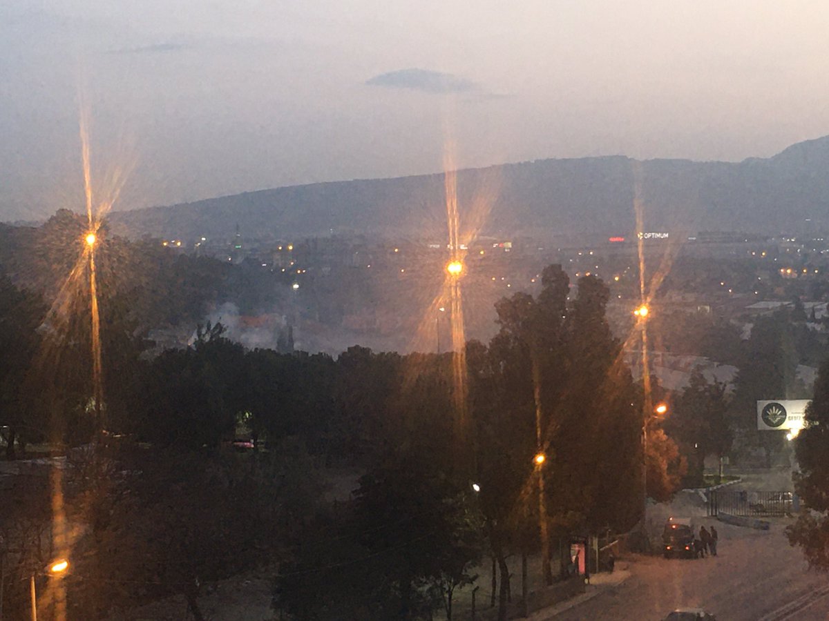 Acaba 3 gündür Karabağlar belediyesi gediz yerleşkesinde ne yakılıyor biz neyi soluyoruz merak ediyorum. Berbat ötesi bir koku. Ayrıca Buca belediyesi kendi ilçe sınırlarında nasıl böyle birşeye müsade ediyor onu da anlamış değiliz.<a href="/izmirbld/">İzmir Büyükşehir Belediyesi</a> <a href="/KarabaglarBel/">Karabağlar Belediyesi</a> <a href="/BucaBld/">Buca Belediyesi</a>