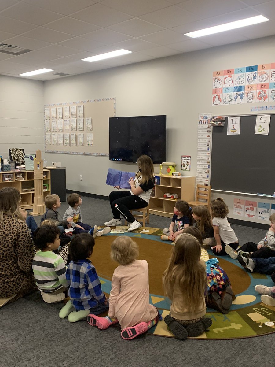 ShelbyvilleGbb's tweet photo. Girls Basketball helping out with @scs_goldenbears Loves To Read Week! ❤️🐻 https://t.co/YjLmPhbLTB