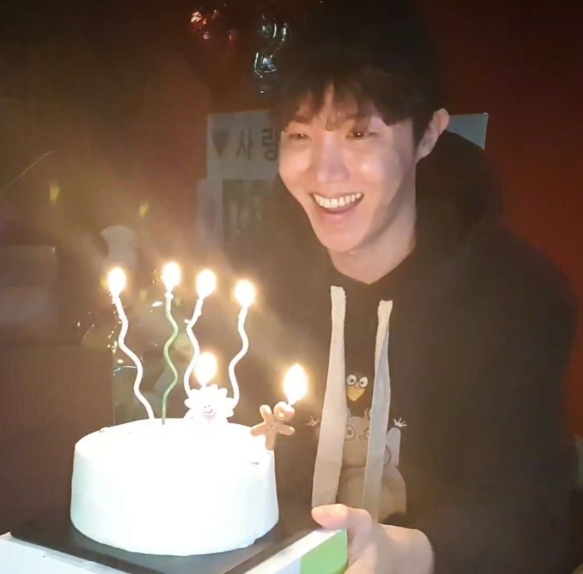 29_seokjin's tweet photo. HOBI DAY. 🌟
HAPPY BIRTHDAY HOBI
I really hope you follow each goal you set for yourself, It is satisfying to know that the person you admire is happy in life, and I also ask you to NEVER STOP SMILING. 💖✨
#hobiday #JhopeBirthday #JHOPE @BTS_twt https://t.co/hlgCGlS7ra