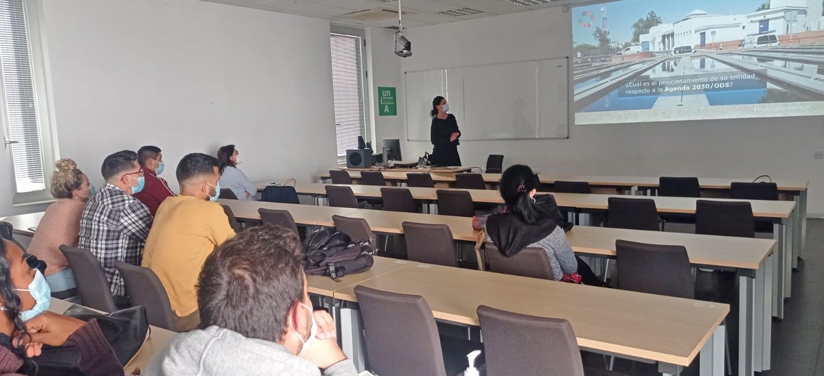 AguasDeHuelva's tweet photo. Hoy, nuestra directora de Innovación y Sostenibilidad @nmoyasan, imparte formación en el Máster de Tecnología Ambiental de la UHU y la UNIA, formando a futuros profesionales en esta área y en aspectos tecnológicos, económicos y legales en la protección del #MedioAmbiente. https://t.co/58E0WnFGyB