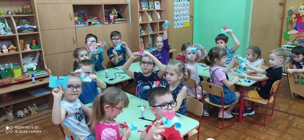 Во втором корпусе нашего ДОУ прошла встречи воспитанников с представителем детской библиотеки, Еленой Фиалко. Елена Владимировна представила ребятам коментированное чтение своей авторской сказки, и провела для ребят мастер - класс "Сердечко на волне"