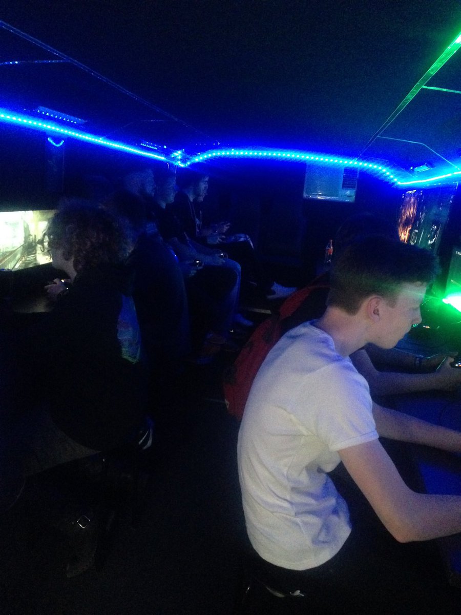 Honestly, would love to be on a gaming bus again right now beating everyone on Mortal Kombat, Halo and COD 😌 My idea of fun 🥲