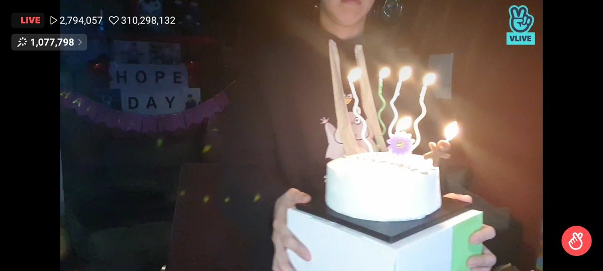 sarin_arkler's tweet photo. #HopeRightHere
#JhopeBirthday 
Happy birthday to J-HOPE oppa ขอให้พี่โฮปที่น่ารักของพวกเรามีความสุขมากๆสุขในวันเกิดและในทุกๆวัน สุขภาพแข็งแรงคิดสิ่งใดสมปรารถนา อยู่กับอาร์มี่กับบังทันไปนานๆเลยน้า และก้อยู่เป็น รอยยิ้ม เสียงหัวเราะไปนานๆเลยน้า และก้ขอให้บังทันปังขึ้นไปอีก!!!🎂🤍🎉 https://t.co/UFht5wTHi4