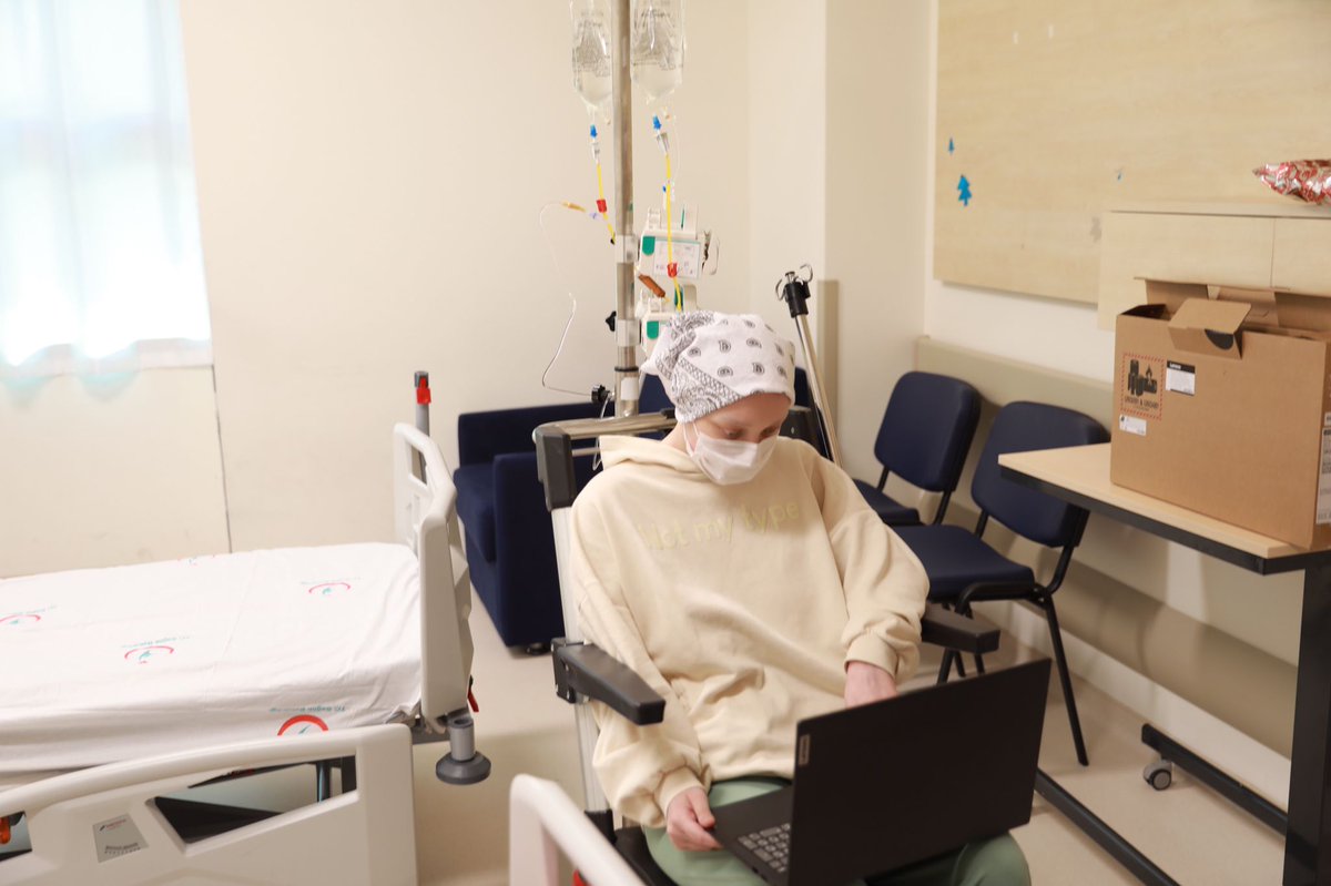 Kizilay's tweet image. İstanbul Göztepe Süleyman Yalçın Şehir Hastanesi Onkoloji Hematoloji bölümündeki hasta yatağından eğitimine uzaktan devam eden Merve'ye Genel Başkan Yardımcımız Murat Ellialtı ile birlikte bir bilgisayar hediye ettik.