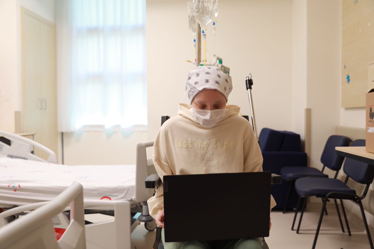 Kizilay's tweet image. İstanbul Göztepe Süleyman Yalçın Şehir Hastanesi Onkoloji Hematoloji bölümündeki hasta yatağından eğitimine uzaktan devam eden Merve'ye Genel Başkan Yardımcımız Murat Ellialtı ile birlikte bir bilgisayar hediye ettik.