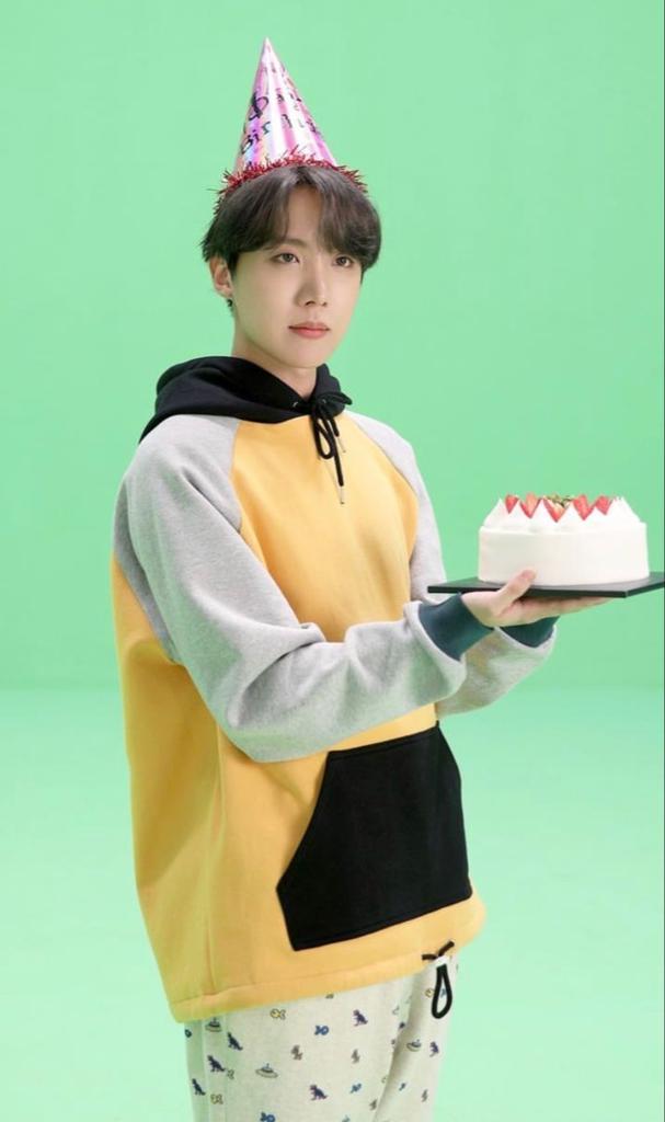 joon_flowers's tweet photo. #HopeRightHere
#happybirthdayjhope
#JhopeBirthday #JHOPE #HOBI #uarourhope #uarmyhope 
We love you Jhope! ENJOY YOUR BIRTHDAY MY LOVE💐💜 https://t.co/sS6WaFhh35
