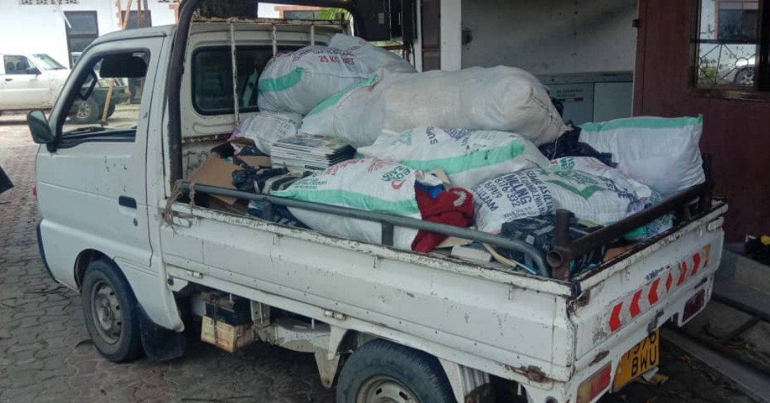 EdUKaid's tweet photo. Books and clothes travelled for several months and over 5,000 miles from @Birchensale School in #Redditch all the way to their link school in #Tanzania.  Children at Mnaida Primary were very excited to receive these special gifts.
#connectingclassrooms #schoollink #Oneworldlink https://t.co/ETWtuPFK4i